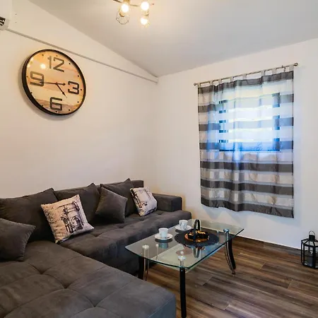 1 Bedroom Beautiful In Postira Dom wakacyjny *
