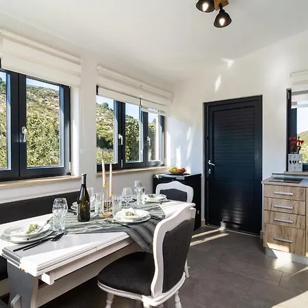 Dom wakacyjny 1 Bedroom Beautiful In Postira