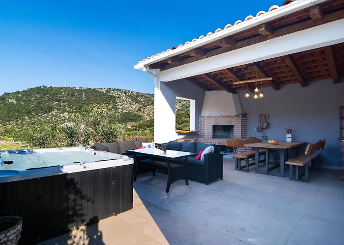 1 Bedroom Beautiful In Postira Dol
