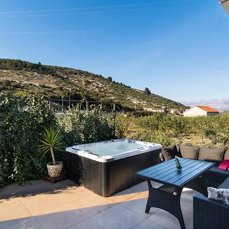 1 Bedroom Beautiful In Postira بيت للعطل *